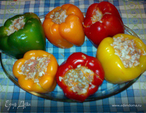 В кастрюле вскипятить воду,посолить.Варить перцы в течении 25-30мин.