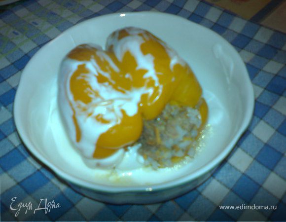 Готовые перцы подавать со сметаной.