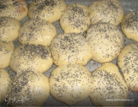 Из теста формируем круглые пирожки с любимой начинкой. Оставляем отдыхать на 10 минут на смазанной маслом форме (тесто на сыворотке поднимается быстрее, чем на молоке или воде).
Белок взбиваем вилкой, смазываем пирожки , посыпаем маком или кунжутом. Выпекаем на среднем огне. Благодаря белку корочка на пирожках получается хрустящей.