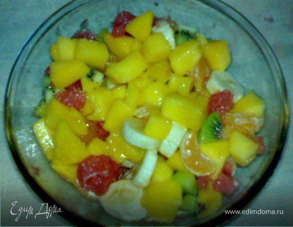 Фрукты произвольно порезать.Сливки взбить,добавив по желанию немного кокосовой стружки.подавать салат со взбитыми сливками.