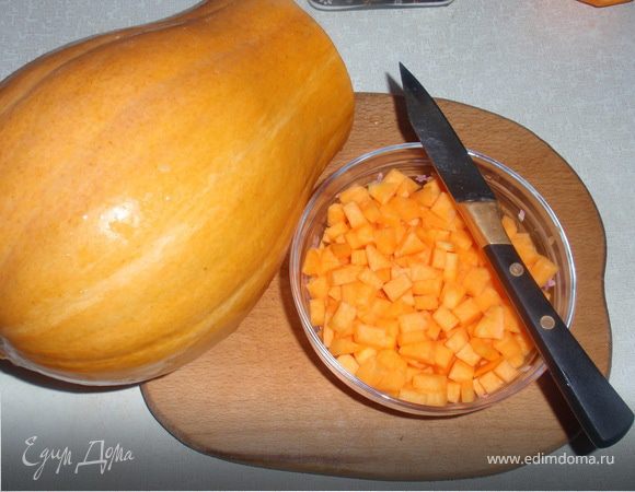 Тыкву вымыть,очистить от кожуры и семян, мелко нарезать, положить в кастрюлю, залить молоком так, чтобы оно покрывало тыкву наполовину, и тушить до полуготовности на слабом огне. Яблоки вымыть, очистить от кожуры, вынуть сердцевину, нашинковать и добавить к тыкве. Тушить до готовности. 