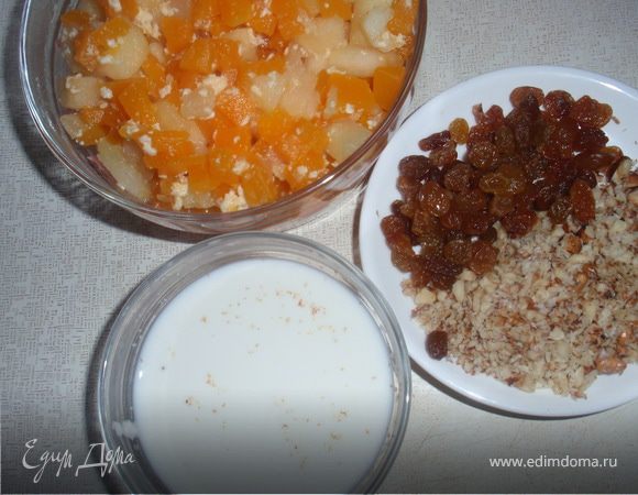 В готовую тыкву положить сахар, слегка остудить и, помешивая,добавить разбухшую в молоке манную крупу. Добавить изюм, растопленное масло, измельченные орехи, цедру лимона, растертые желтки и, осторожно перемешивая сверху вниз, ввести взбитые белки.