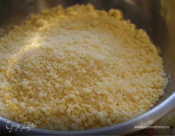 Тесто: в миску высыпать 2 ст. муки, добавить мелко нарезанное сливочное масло, соду, ванильный сахар и все растереть. Должна получиться масляная крошка.