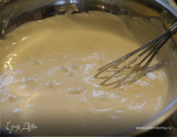 Начинка: творог растереть через мелкое сито - это придаст ему воздушность. Смешать в миске творог, 3 яйца, сахар, изюм.