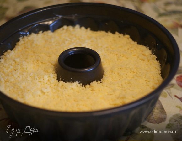 Духовку разогреть до 200*С. Форму для выпечки смазать сливочным маслом. Выложить в нее слоями: тесто - творог - тесто - творог - тесто. Поставить в духовку, выпекать 40 минут.