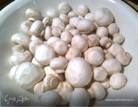 Залить кипятком рис (смотри ниже).
Очистить шампиньоны. Так как мои были в основном размером с ноготок, на этот процесс ушло 45 минут.
Разогреть масло в емкости для фритюра. У меня обычный казанок и литр рафинированного подсолнечного масла.