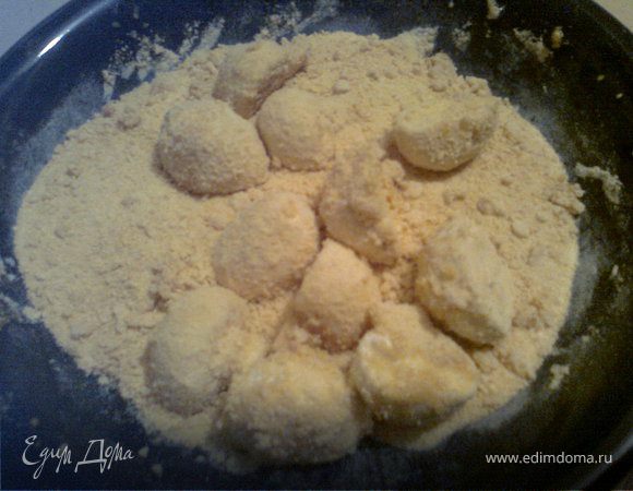 Средние грибочки разрезать пополам, мелкие можно оставить целыми.
Грибы окунуть в тарелку со взбитыми яйцами, обвалять в муке.