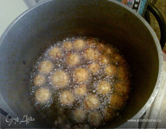 Обжарить во фритюре до образования румяной корочки (примерно 5 минут).
