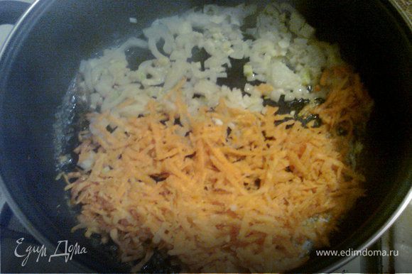 Обжарить на сливочном масле мелко нарезанный лук и измельченную на терке морковью.