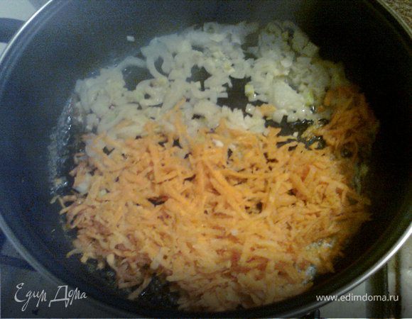 Обжарить на сливочном масле мелко нарезанный лук и измельченную на терке морковью.