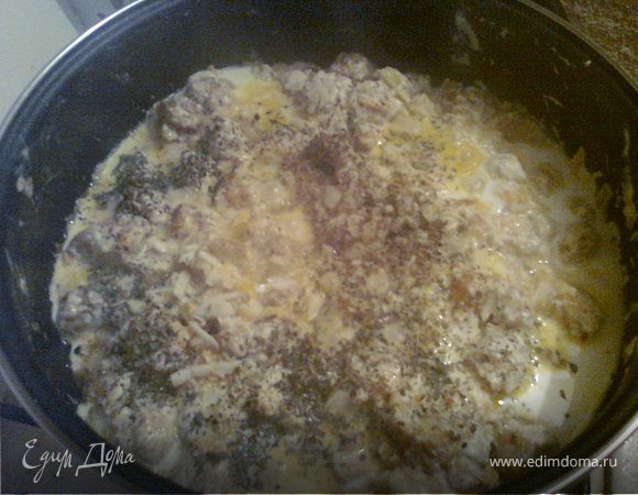 Добавить грибы и залить сметаной. Если сметана густая, можно добавить немного сливок. Накрыть крышкой и тушить на медленном огне минут 15. Добавить мелко нарезанный чеснок, соль, перец, травки и потомить еще минут 5.