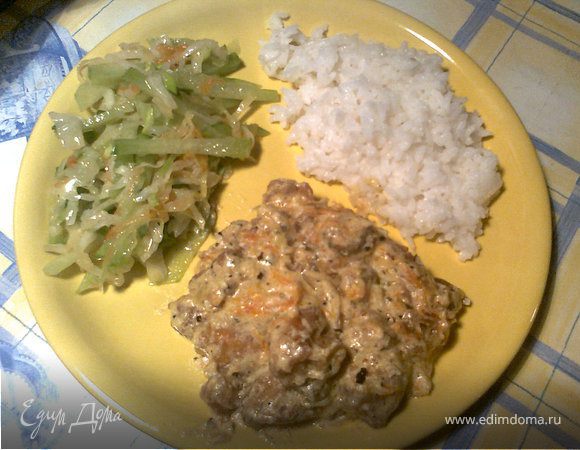 Грибы - довольно тяжелая еда, поэтому в качестве гарнира рекомендую рис и какой-нибудь легкий салат.
КАК Я ГОТОВЛЮ РИС:
1 стакан риса хорошо промываю холодной водой, заливаю 2 стаканами кипятка, добавляю немного соли и оставляю в покое. Примерно минут за 20-30 до подачи на стол, ставлю емкость с рисом в духовку (около 150 градусов) и даю "дойти до кондиции". Главное приловчиться: если духовка слишком горячая, то вода выкипит быстро и рис пригорит.
При таком приготовлении вкус получается просто изумительным.