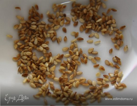 1. Обжариваем  половину кунжута (1 ч.ложку) до золотистого цвета.