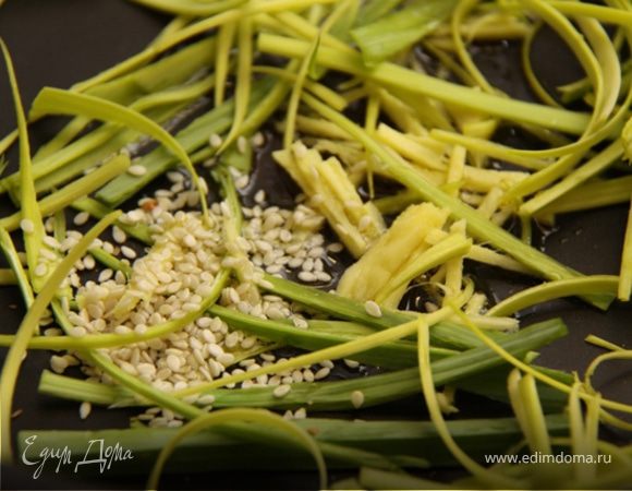 3. В сковородку наливаем немного масла, закладываем порей, имбирь и вторую часть кунжутных семян.