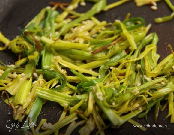 4. На среднем огне поджариваем до небольшой золотистости порея, следите, чтобы он не подгорел. Вынимаем из сковороды.