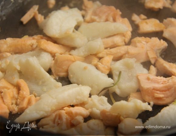 5. В этом же масле обжариваем лосось и пангасиус, порезанные на небольшие кусочки.

