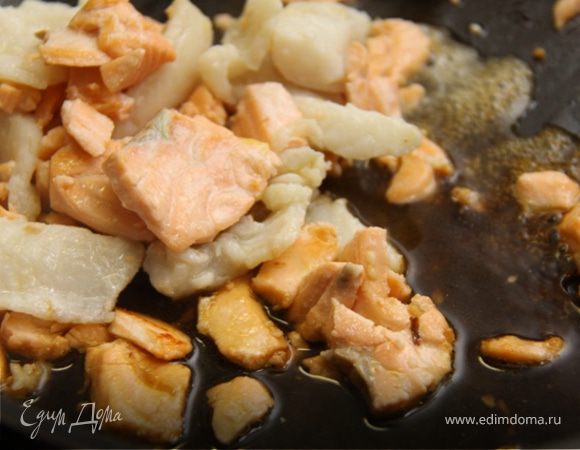 6. Когда рыба немного подрумянится, добавляем столовую ложку соевого соуса и сок половинки лимона.

