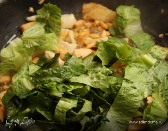 7. Всё аккуратно перемешиваем и добавляем порубленные листья салата (латук), немного тушим, пока листья салата не размягчатся. Около 30-40 секунд.