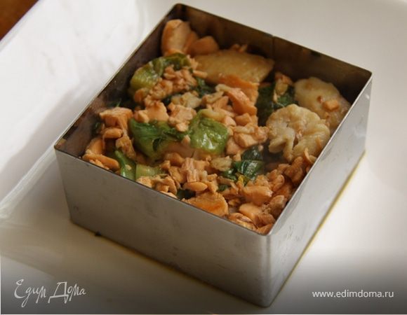 8. Я использую форму для сервировки. Выкладываем в форму и немного прессуем.