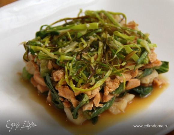 9. Сверху выкладываем жареный порей с имбирём и посыпаем жареным кунжутом.