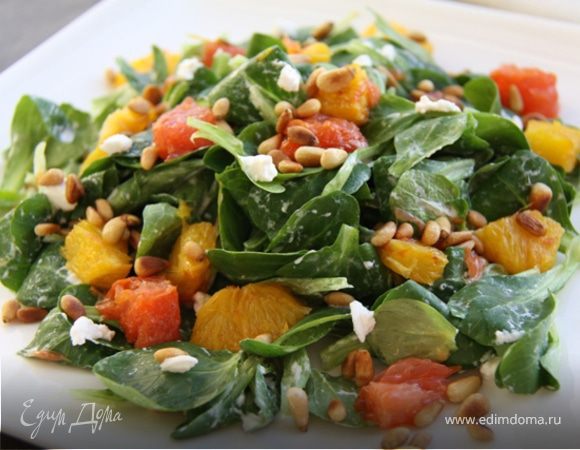 6. Выкладываем на листья салата жареные цитрусы, посыпаем орешками и украшаем маленькими кусочками сыра.