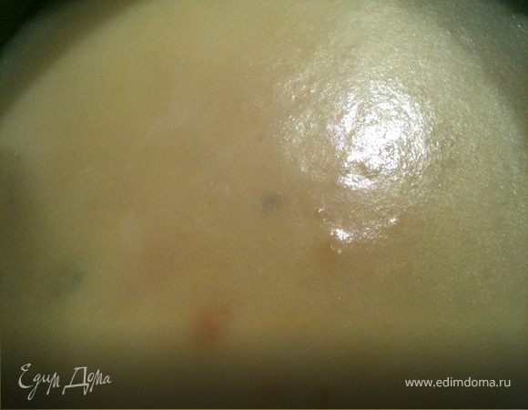 Варим овощной бульон из картофеля, моркови, лука и лаврушки. Убираем лук и лавровый лист. Воду от бульона переливаем в стакан, из картошки и молока делаем густое пюре, добавляя постепенно туда молоко+бульон. Должен быть густой, как сметана.Перекладываем все в кастрюлю, режем отваренную морковь кружочками, разбавляем молоком и бульоном,  добавляем сыр и ждем пока он расплавится.Варим минут 5. При подаче в тарелку добавить зелень и 2—3 кусочка сыра (квадратиками). 