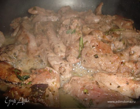 На следующий день мясо обжарить на сковороде до румянца.