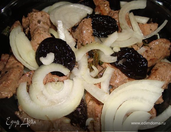 Выложить слоями с луком и черносливом в огнеупорную форму. Залить небольшим количеством воды и тушить 30 минут.