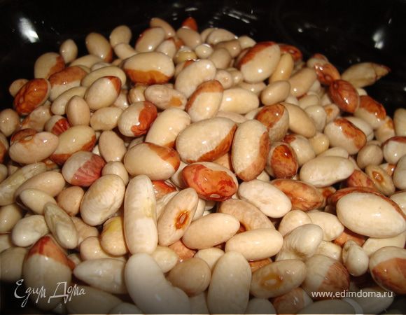 Фасоль замочить в холодной воде на 12 часов, после чего промыть и залить холодной водой. Довести до кипения и варить еще 10 минут, слить воду. Процедуру повторяем и варим почти до готовности 20-30 минут. 