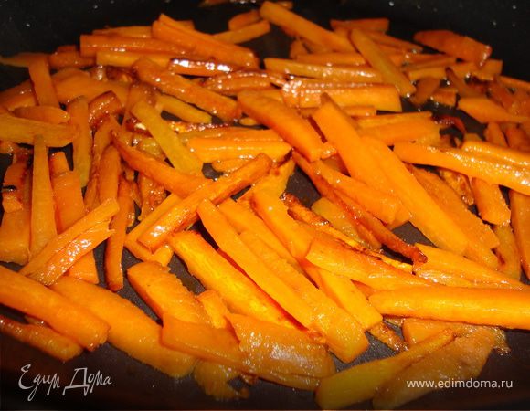 Нарезаем соломкой морковь, обжариваем.
