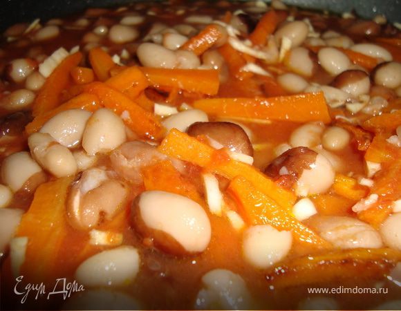 Добавляем 1.5 стакана томатного сока, морскую соль, перец, специи. Все тушим 20 минут.