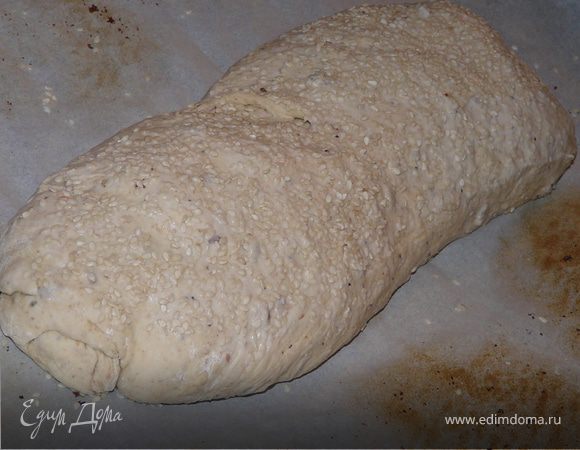 В миксере сначала смешать 3 муки, дрожжи и кунжут. Добавить воду, масло и соль. Месить несколько минут. Сформировать шарик (в процессе замеса, добавляла еще муку) и поставить подниматься в миске.
Теперь сформировать батон. Сначала сделать пласт из теста, завернуть верхний край к середине, затем сверху края слева и справа свернуть внутрь. Теперь также с нижней частью поступить. Окончательный шаг- сложить тесто пополам (получился батон, швом вниз).
