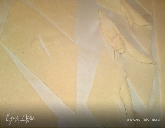 раскатать тоненько тесто, разрезать на ленты, а ленты на ромбы, сделать прорези. Каждый ромб вывернуть в обратную сторону.

