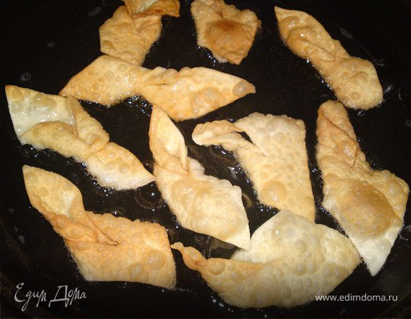 Жарить на раскаленном растительном масле, до светло - золотистого цвета. 