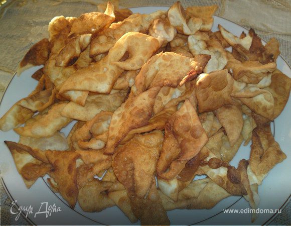 Готовый хворост посыпать сахарной пудрой.