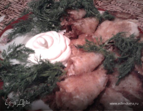 Смочить обе стороны капустного листа в смеси яйца и молока и обвалять в панировочных сухарях (кстати, можно сделать кляр - молоко+яйцо+мука). Затем обжарить до золотистой корочки. Выложить на бумагу, чтобы впиталось лишнее масло. Подать с зеленью и сметаной. Приятного аппетита!