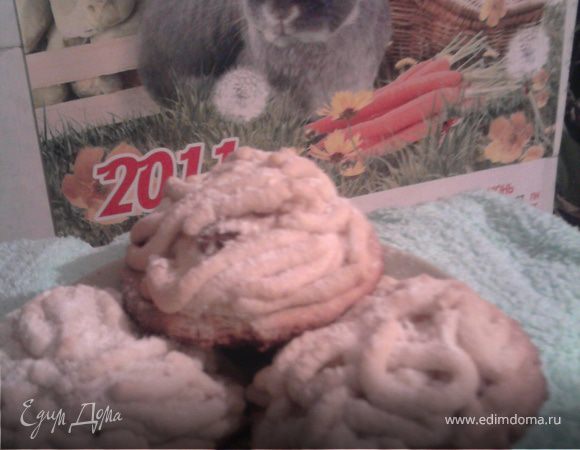 Готовое печенье я посыпала кунжутом (для маленькой доченьки - она обожает его) и сахарной пудрой. 