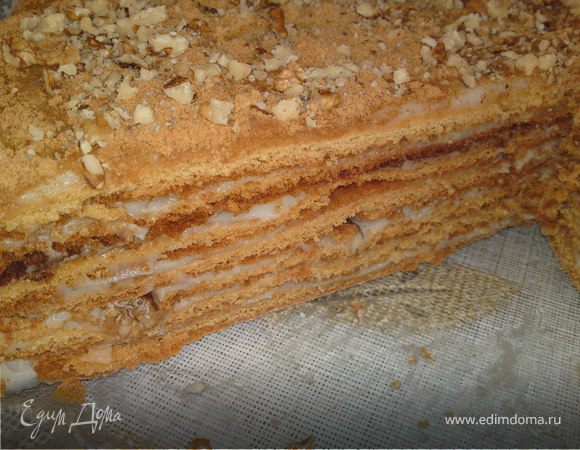 Каждый корж промазать кремом, а 8 корж измельчить для присыпки, между слоями посыпать орехами,а также сверху.
