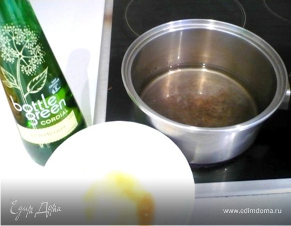 Желатин развести в 2 ст.л. теплой воды. Сироп, водку, 1 стакан воды и сахар нагреть на среднем огне до растворения сахара. Добавить размягший желатин, перемешать и снять с огня. Ни в коем случае не кипятить! Охладить.
