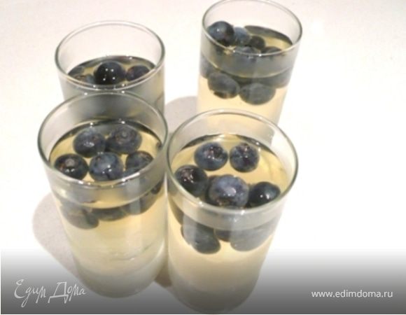 Половину жидкости разлить по рюмкам. Добавить половину ягод. Поставить в холодильник. Когда застынет, залить сверху остальную жидкость. И снова поставить в холодильник.
