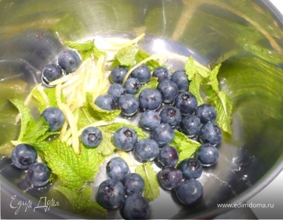 УКРАШЕНИЕ: сахар и 1/2 стак. воды нагреть на маленьком огне до растворения сахара. Увеличить огонь и поварить 2-3 минуты. Снять с огня и охладить.  Добавить оставшиеся ягоды, мяту и лимонную стружку и перемешать. Украсить этим желе перед подачей.
