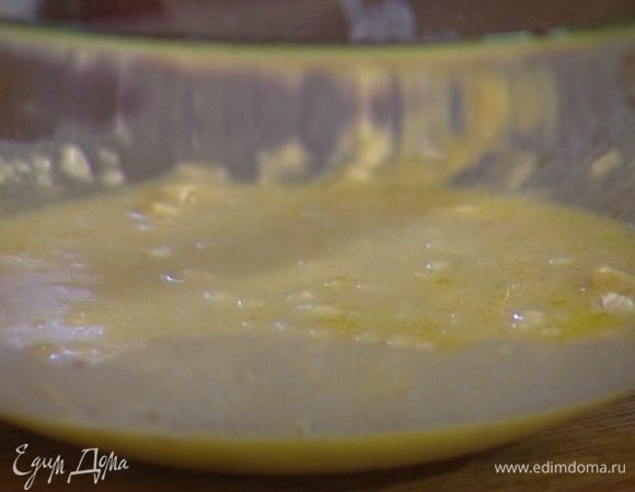 Дрожжи развести в небольшом количестве теплой воды, добавить 2 ст. ложки муки, соль, сахар и оливковое масло, перемешать и оставить на 10 минут. 