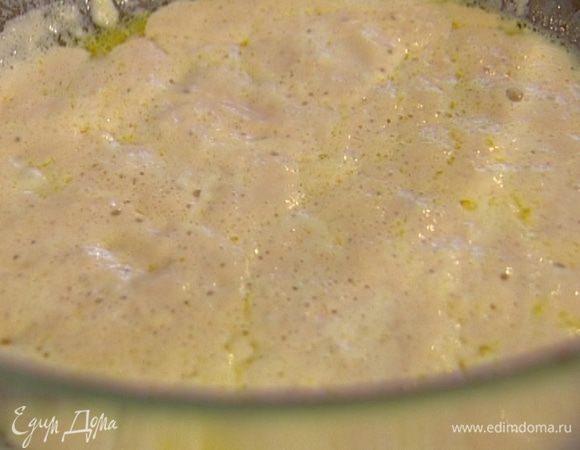 Оставшуюся муку просеять, добавить ее к дрожжам и, понемногу вливая теплую воду (около 100 мл), замесить мягкое воздушное тесто. Накрыть посуду с тестом мокрым полотенцем или затянуть пленкой и оставить подходить.