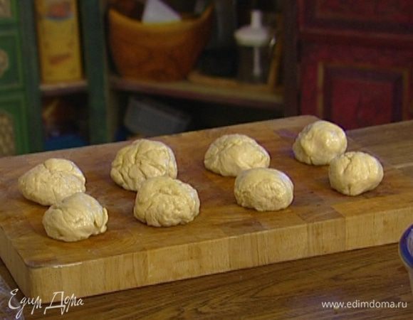 Через час-полтора обмять тесто, разделить его на 12 частей и дать постоять еще 30 минут. 