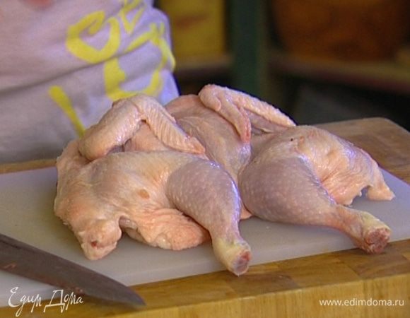 Тушку цыпленка вымыть, просушить бумажным полотенцем и разрезать таким образом, чтобы его можно было распластать.