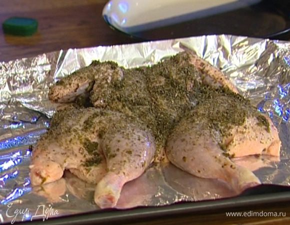 Уложить тушку на противень, выстеленный фольгой, и поставить в разогретую духовку.