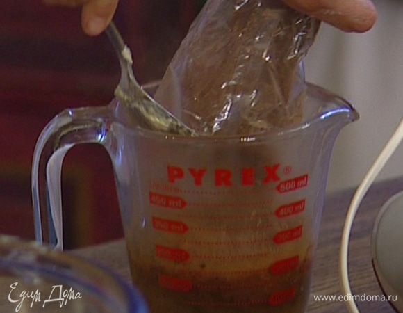 Какао залить 250 мл горячей воды и вымешивать до получения однородной массы (добавить еще немного воды, если ее окажется мало).