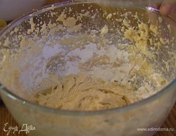 Приготовить тесто: взбить 180 г предварительно размягченного сливочного масла и 200 г сахара, добавить 2 яйца, ванильный экстракт, 2 ст. ложки муки и ликер, все перемешать.