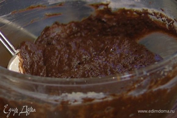 Соединить оставшуюся муку, разрыхлитель, соду и соль и ввести в сливочно-яичную массу, влить кефир и разведенное какао. Вымешивать, пока не получится густая шоколадная масса.