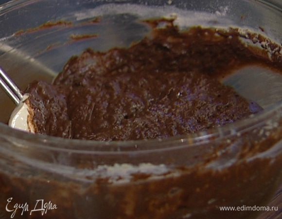 Соединить оставшуюся муку, разрыхлитель, соду и соль и ввести в сливочно-яичную массу, влить кефир и разведенное какао. Вымешивать, пока не получится густая шоколадная масса.